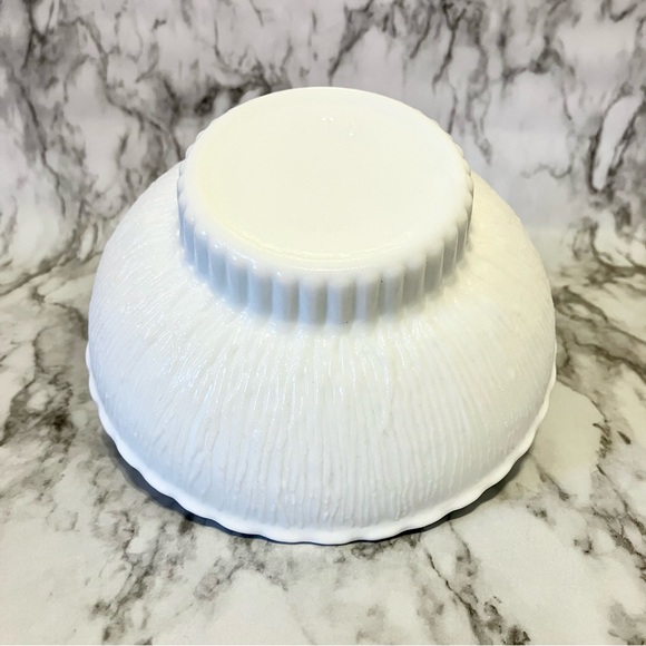 Vintage 1975 White Milk Glass F.T.D. Centerpiece Bulb Bowl - Picture 4 of 5